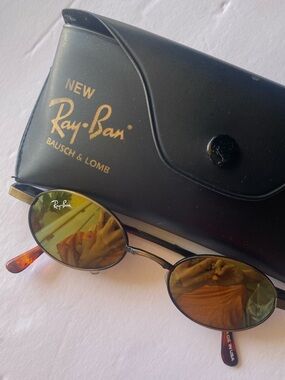 Ray-Ban Round Sunglasses with Green-Gold Mirror Lenses and Black Case